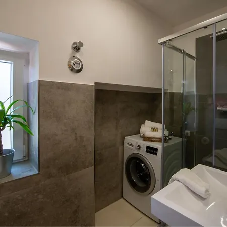 아파트 Bessa Homes 6 Personen 2 Schlafzimmer, 3 King Size, Betten, Balkon, Kueche Haag in Oberbayern